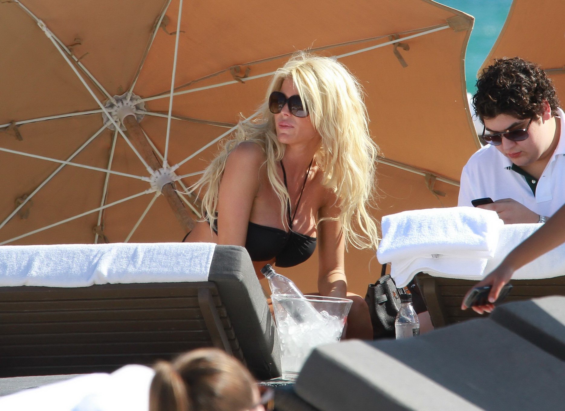 Victoria silvstedt indossa un sexy bikini nero su una spiaggia di miami
 #75277910
