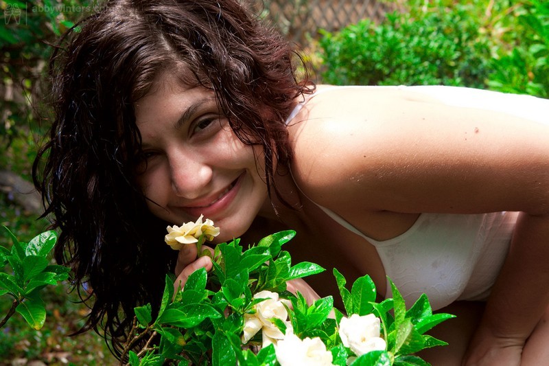 Hermosa chica amateur blossom desnudándose al aire libre
 #78592360