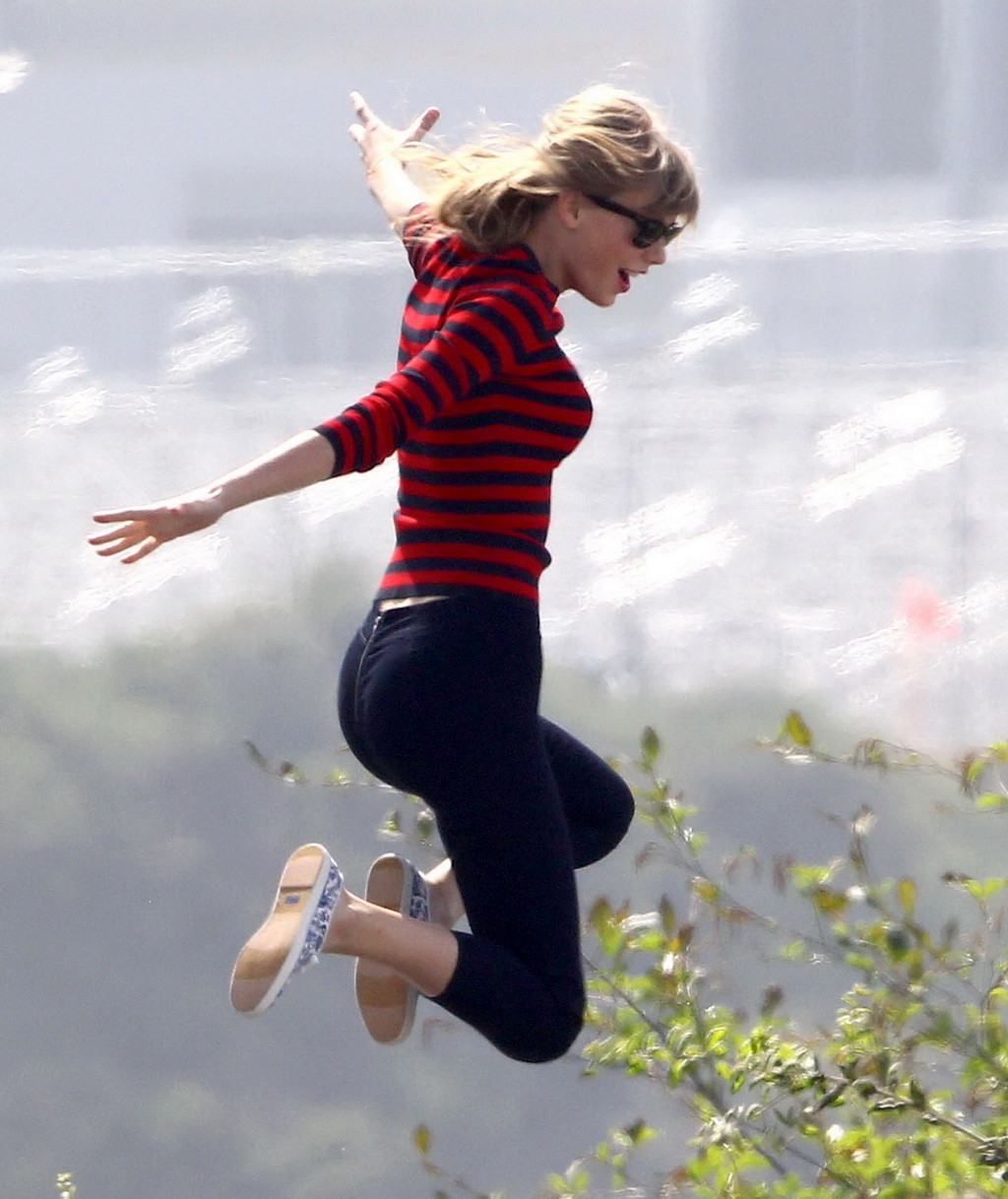 Taylor Swift showing off her ass  legs on the music video set in LA #75238064