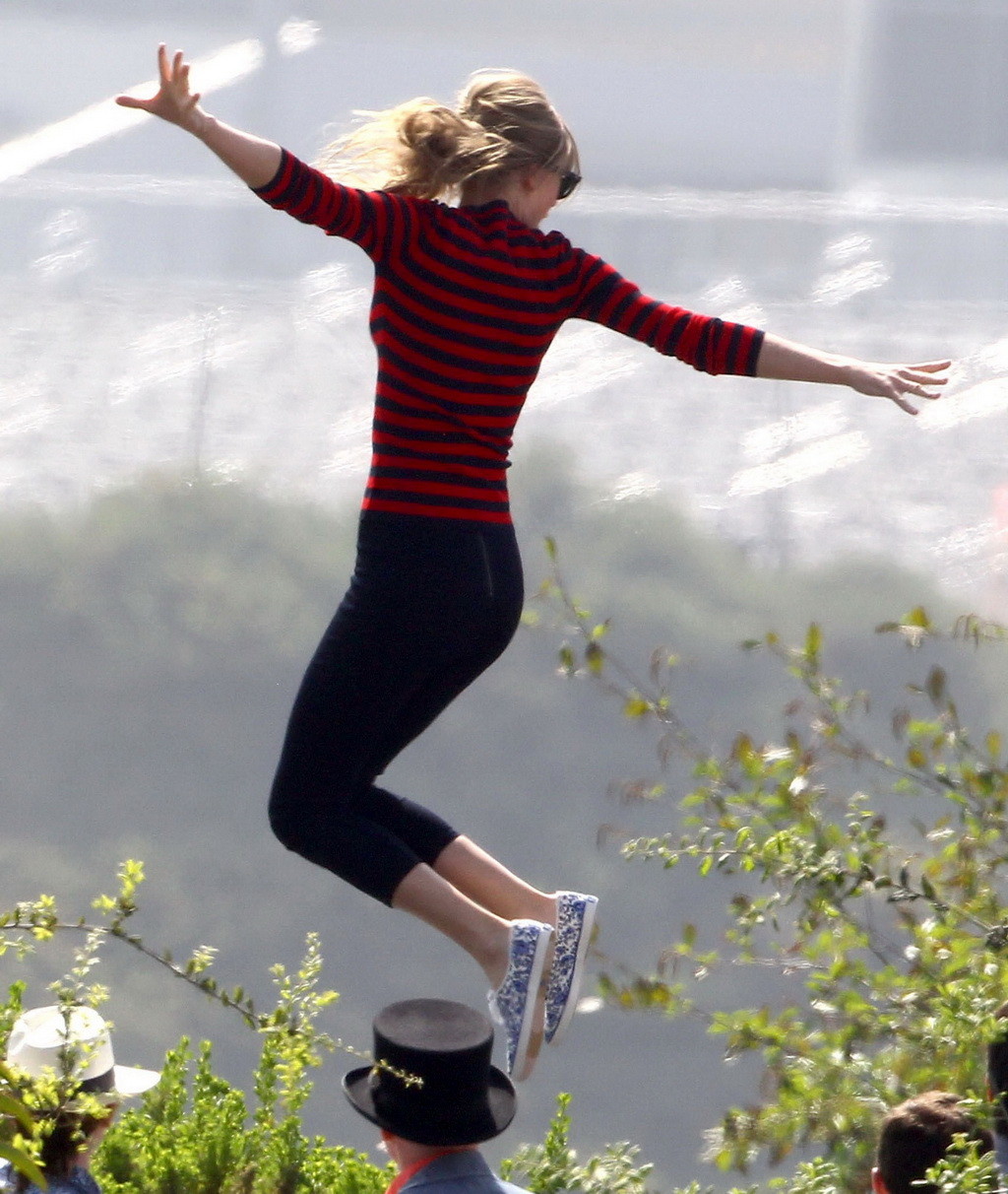 Taylor Swift showing off her ass  legs on the music video set in LA #75238079