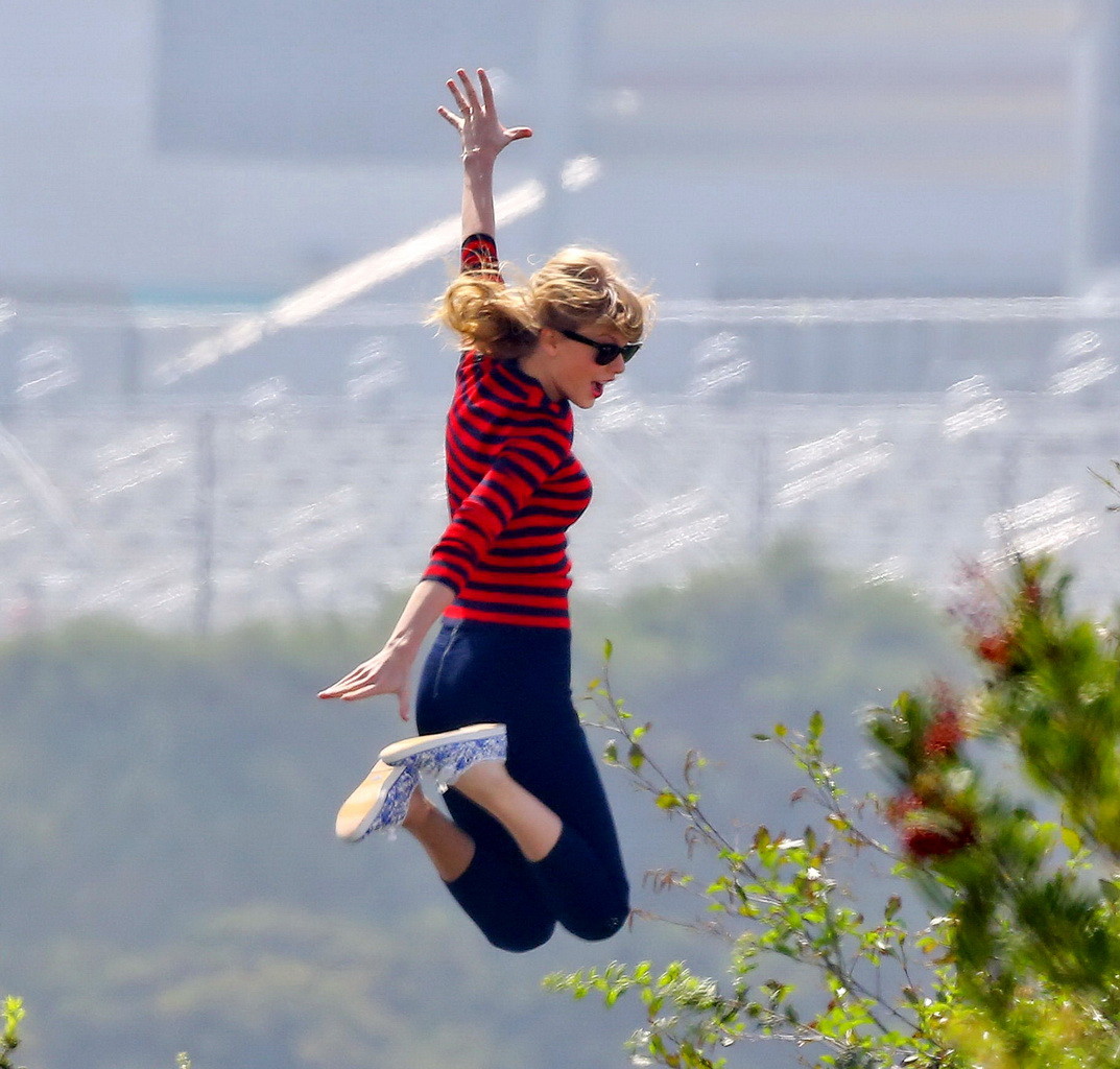 Taylor Swift showing off her ass  legs on the music video set in LA #75238097