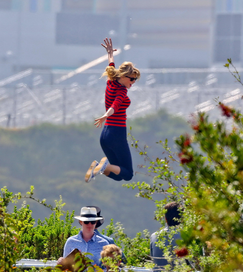 Taylor Swift showing off her ass  legs on the music video set in LA #75238112