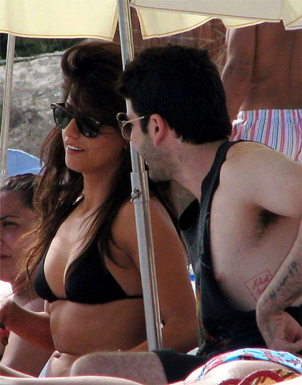 Monica cruz mostrando il suo grande corpo e posa sexy in bikini sulla spiaggia
 #75385564