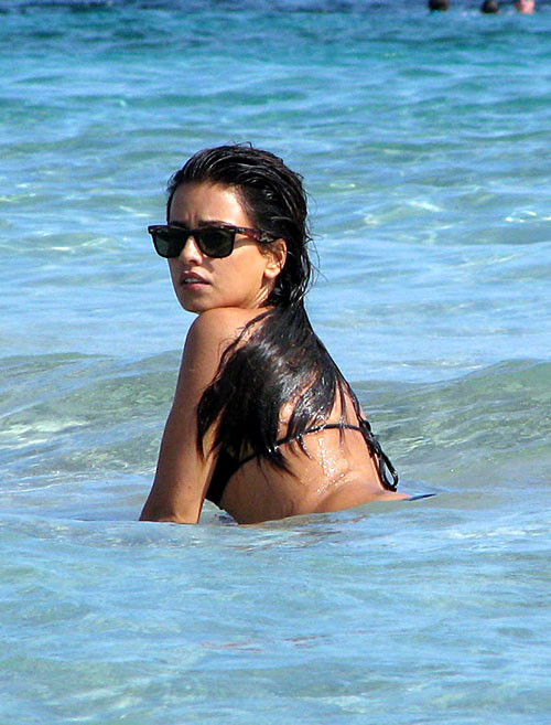 Monica cruz montrant son beau corps et posant sexy en bikini sur la plage
 #75385573