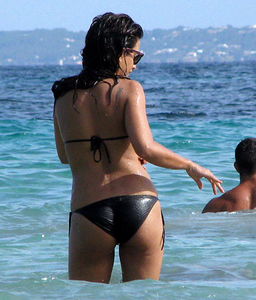 Monica cruz montrant son beau corps et posant sexy en bikini sur la plage
 #75385585