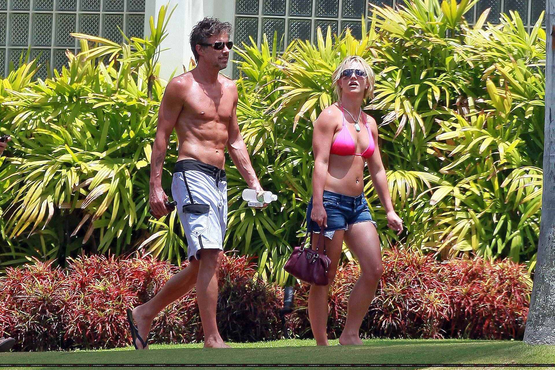 Britney spears indossa pantaloncini di denim rosa in top bikini a Maui
 #75335178