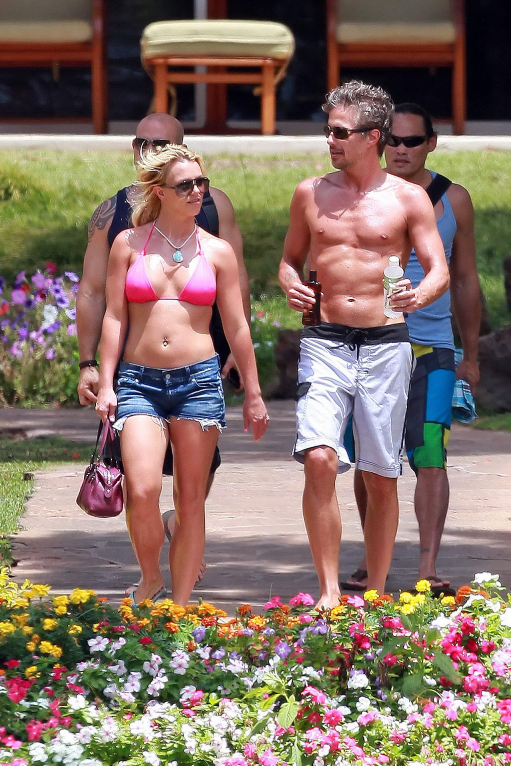 Britney Spears portant un bikini rose et un short en jean à Maui.
 #75335190