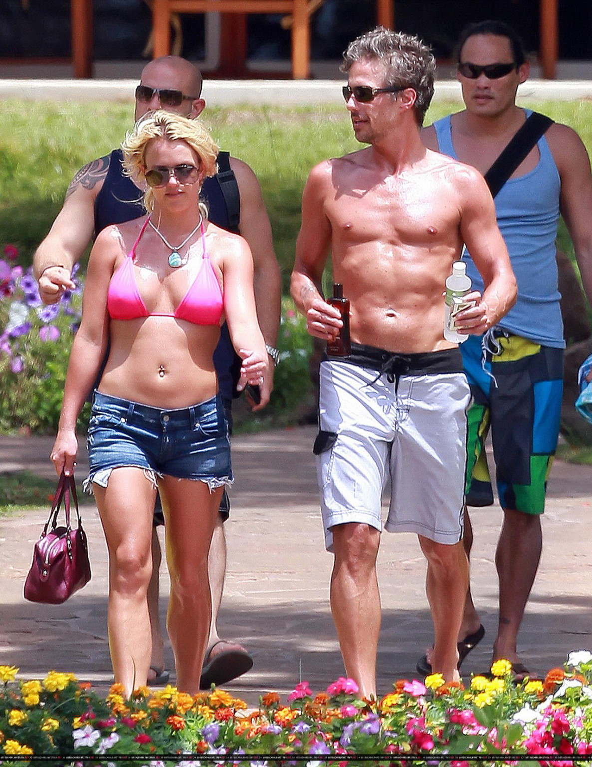 Britney Spears portant un bikini rose et un short en jean à Maui.
 #75335195