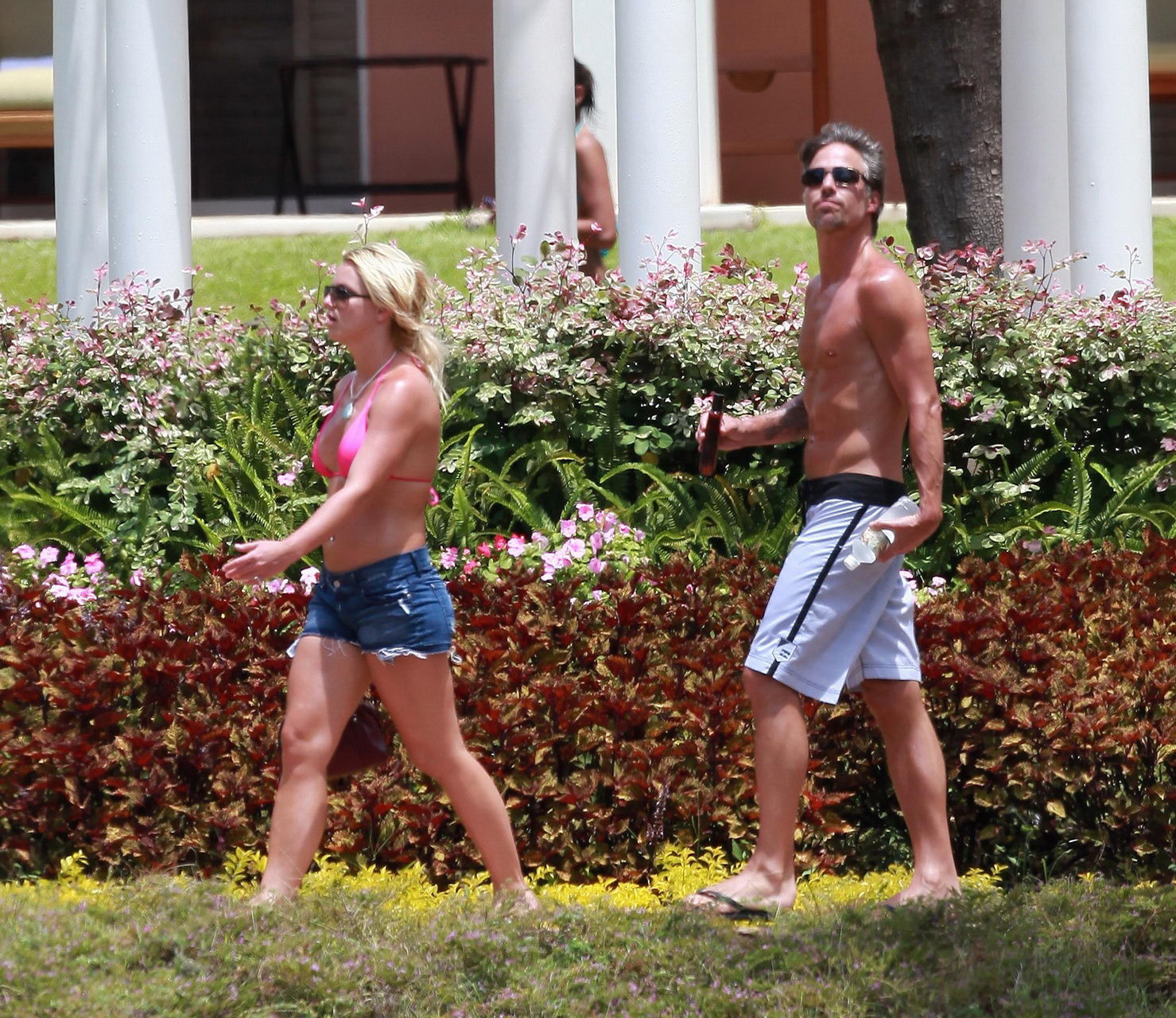 Britney Spears portant un bikini rose et un short en jean à Maui.
 #75335218