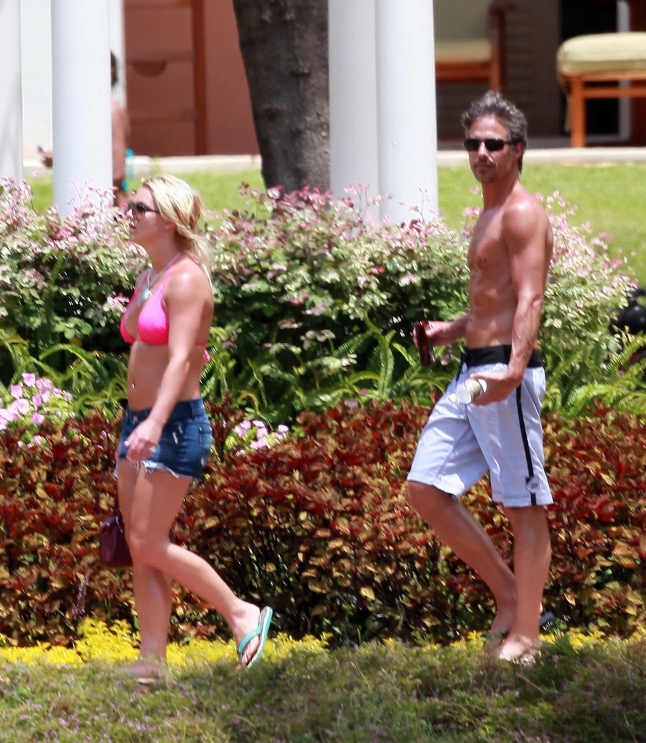 Britney Spears portant un bikini rose et un short en jean à Maui.
 #75335226