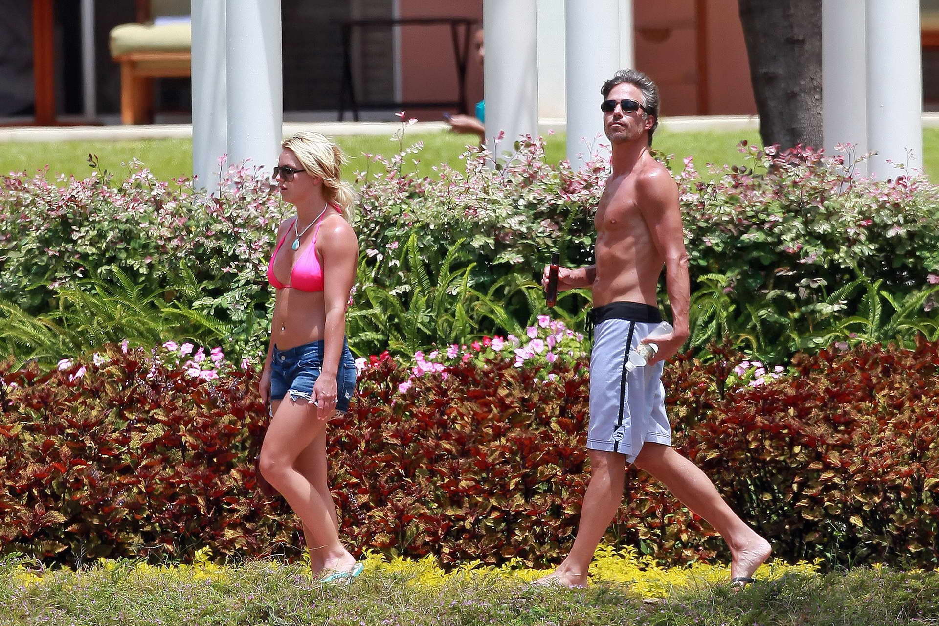 Britney spears trägt rosa Bikini-Oberteil Denim-Shorts in Maui
 #75335239