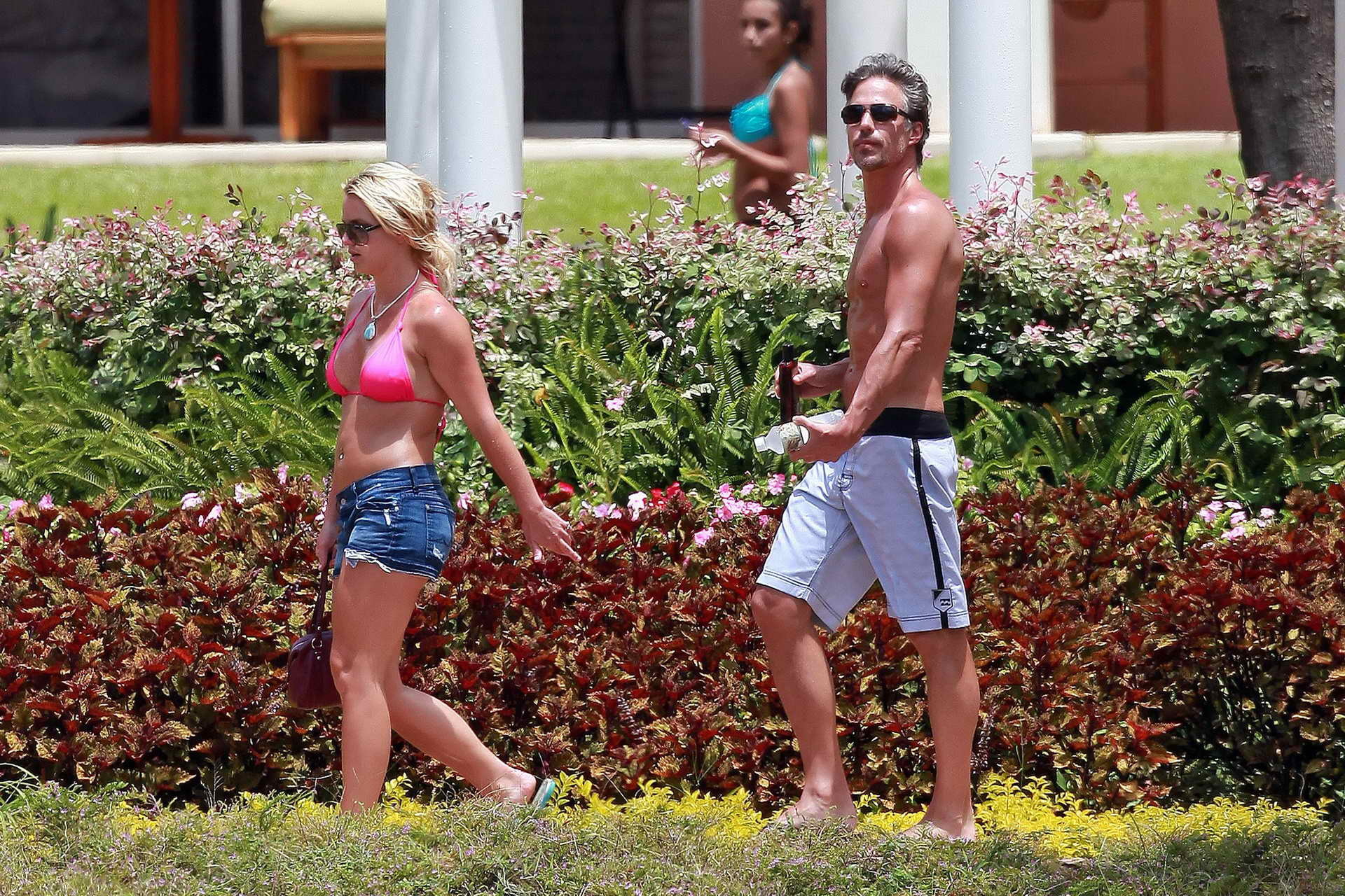 Britney spears trägt rosa Bikini-Oberteil Denim-Shorts in Maui
 #75335246