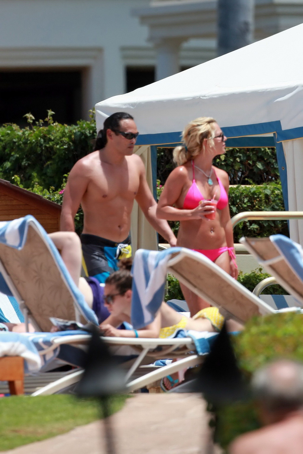 Britney spears trägt rosa Bikini-Oberteil Denim-Shorts in Maui
 #75335261