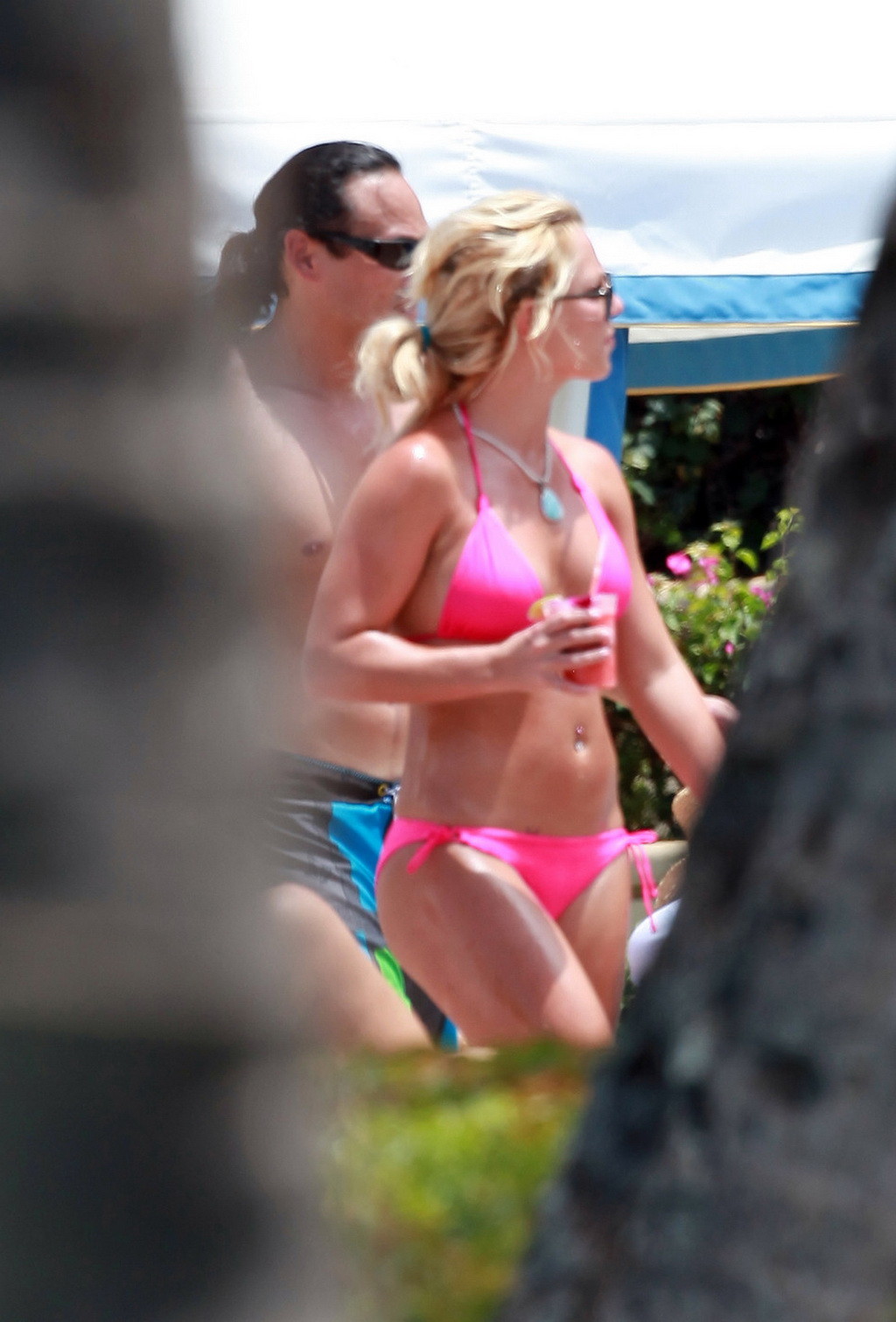 Britney spears trägt rosa Bikini-Oberteil Denim-Shorts in Maui
 #75335272