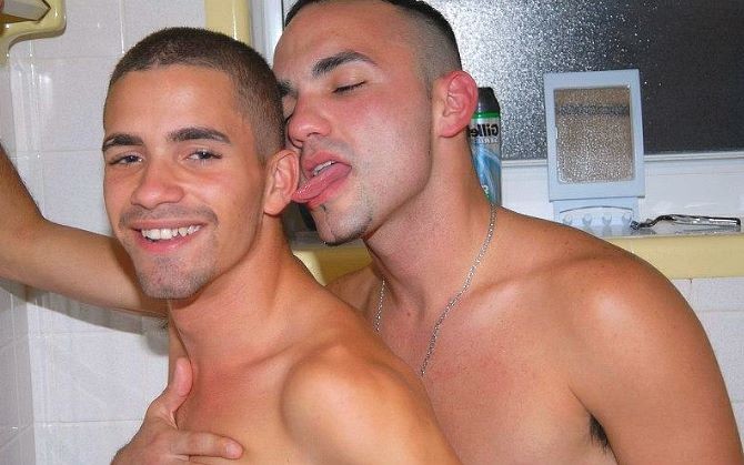 Un couple de jeunes latinos en train de sucer et de baiser dans un hôtel.
 #76974493