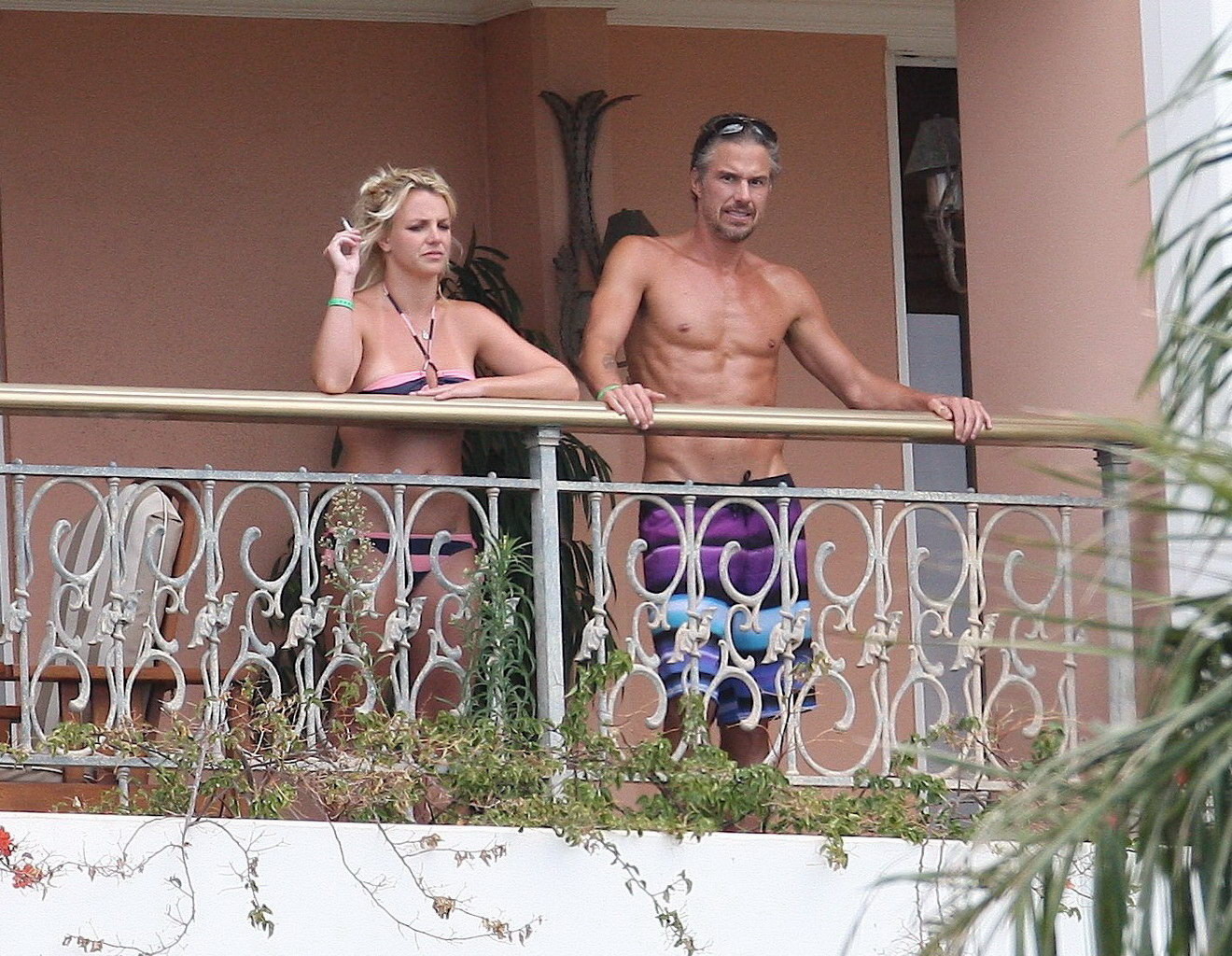 Britney Spears wearing bikini at her hotel in Hawaii #75335034