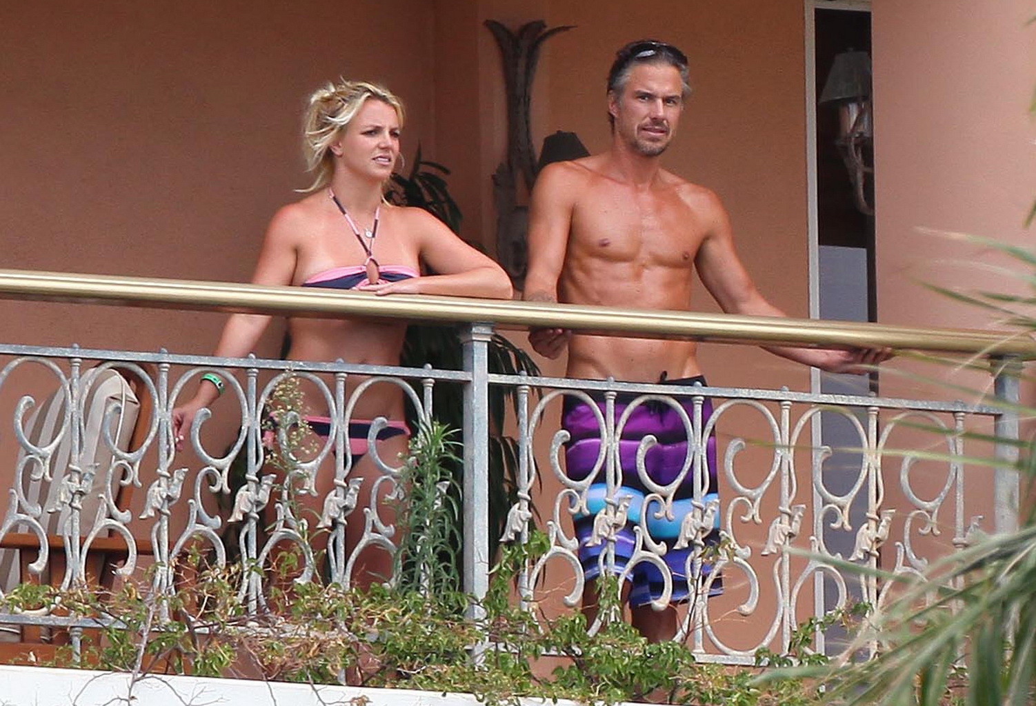 Britney Spears wearing bikini at her hotel in Hawaii #75335091