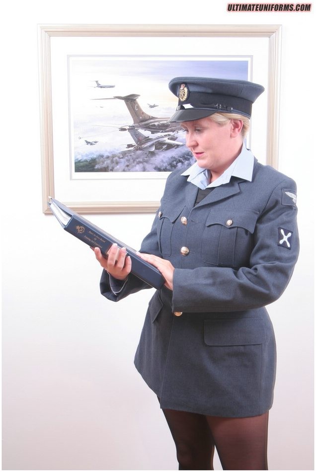 Royal air force slutty blonde natasha smith in schwarzer strumpfhose
 #73543385
