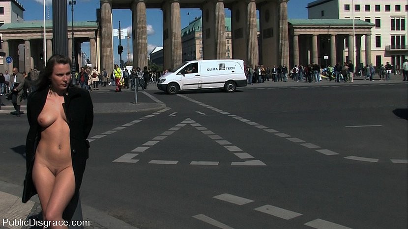 Harmony rose ist gebunden in der Öffentlichkeit mit einem Publikum beobachten ihren nackten Körper
 #71964660