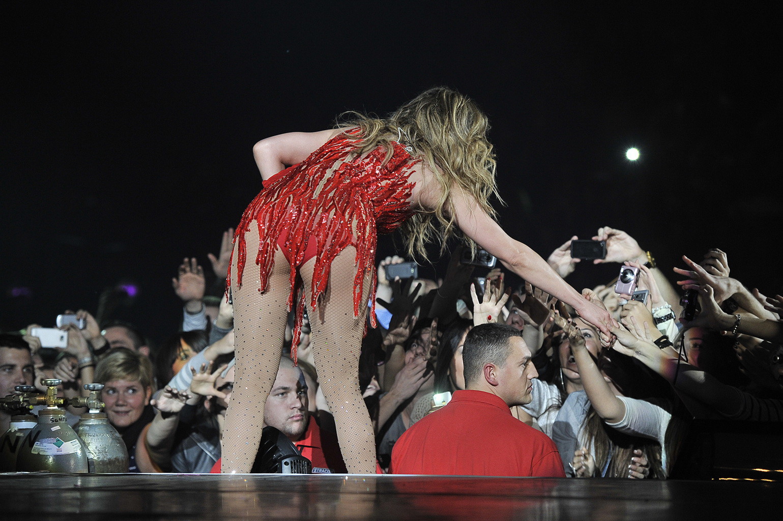 Jennifer Lopez indossa un abito trasparente e calze a rete mentre si esibisce dal vivo a ha
 #75247775
