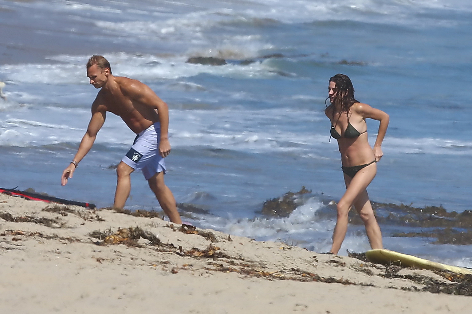 Ashley Greene portant un maigre bikini vert foncé mouillé à la plage de Malibu.
 #75254871