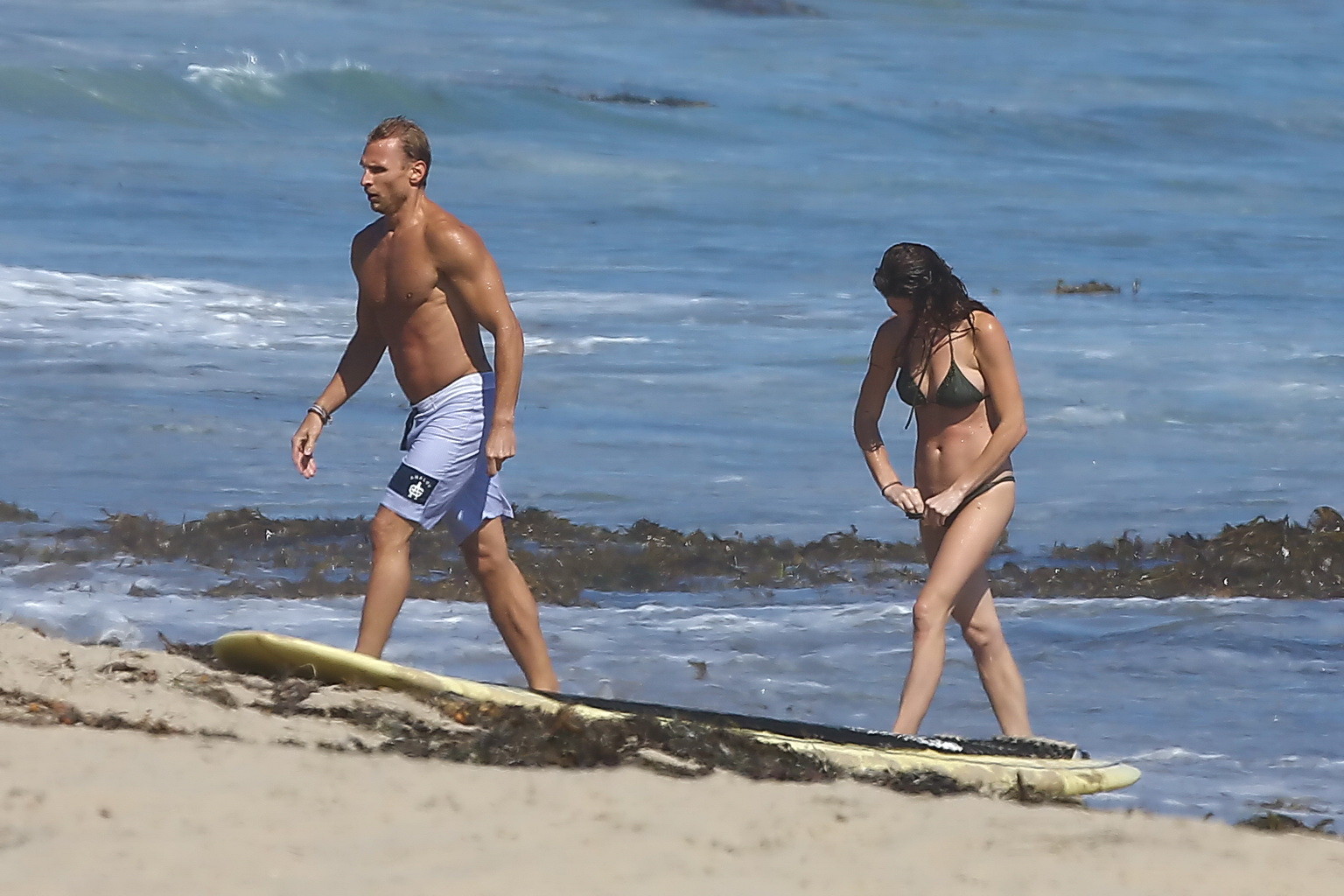 Ashley Greene portant un maigre bikini vert foncé mouillé à la plage de Malibu.
 #75254879