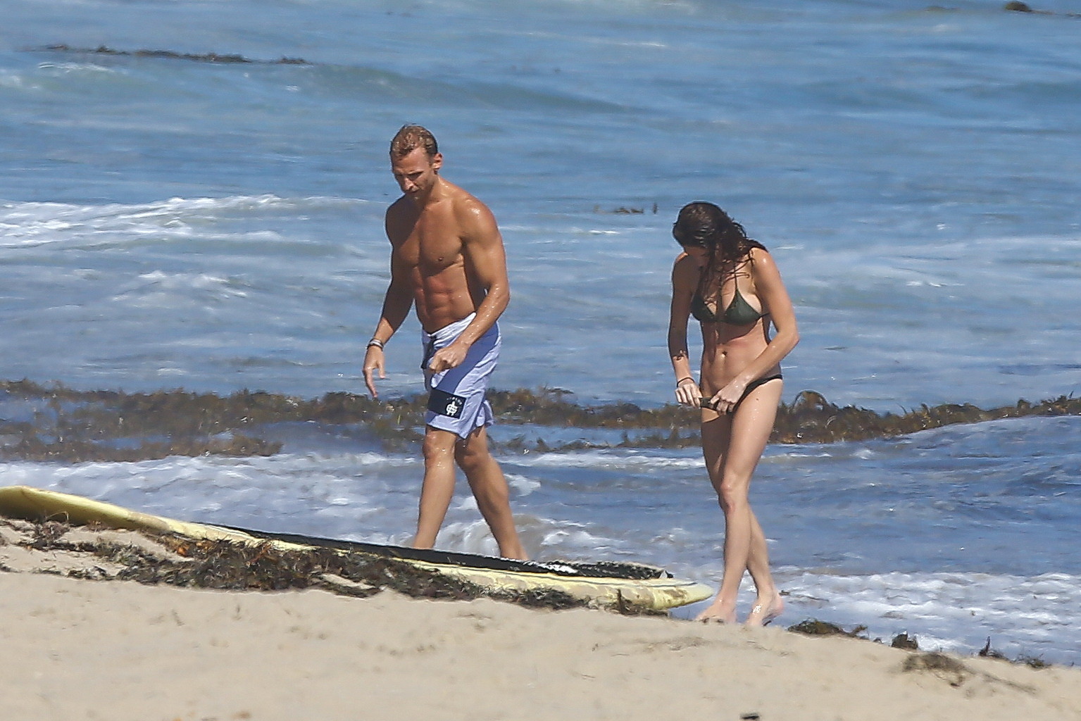 Ashley Greene portant un maigre bikini vert foncé mouillé à la plage de Malibu.
 #75254887