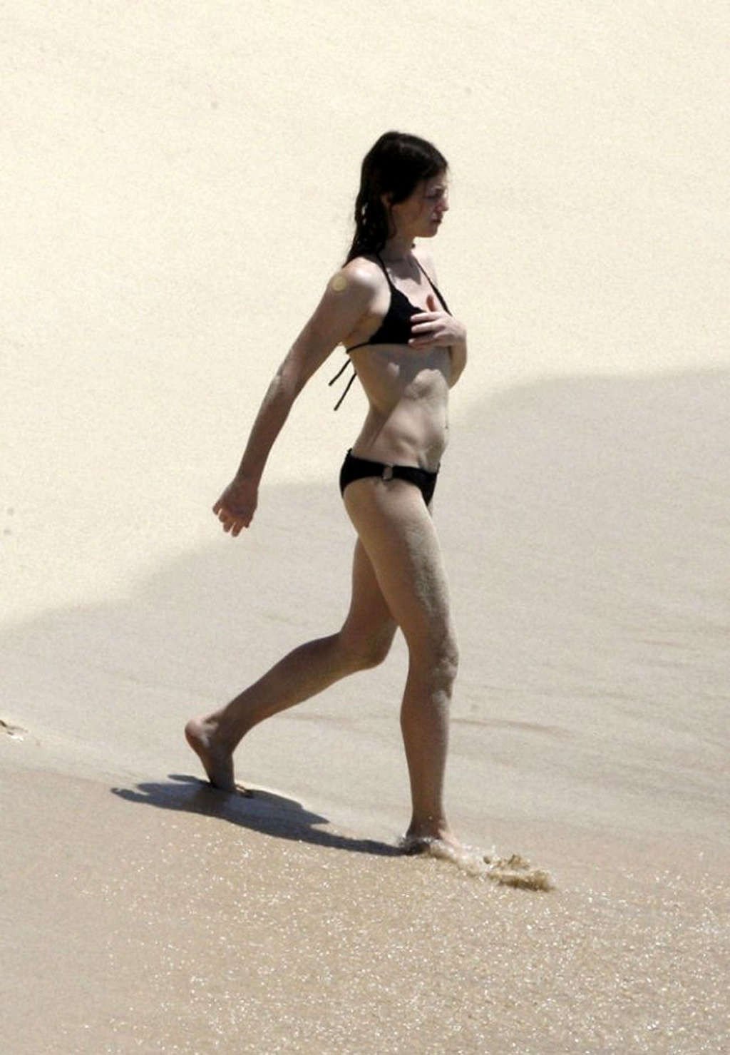 Charlotte gainsbourg nue sur la plage et montre ses fesses en string
 #75373110