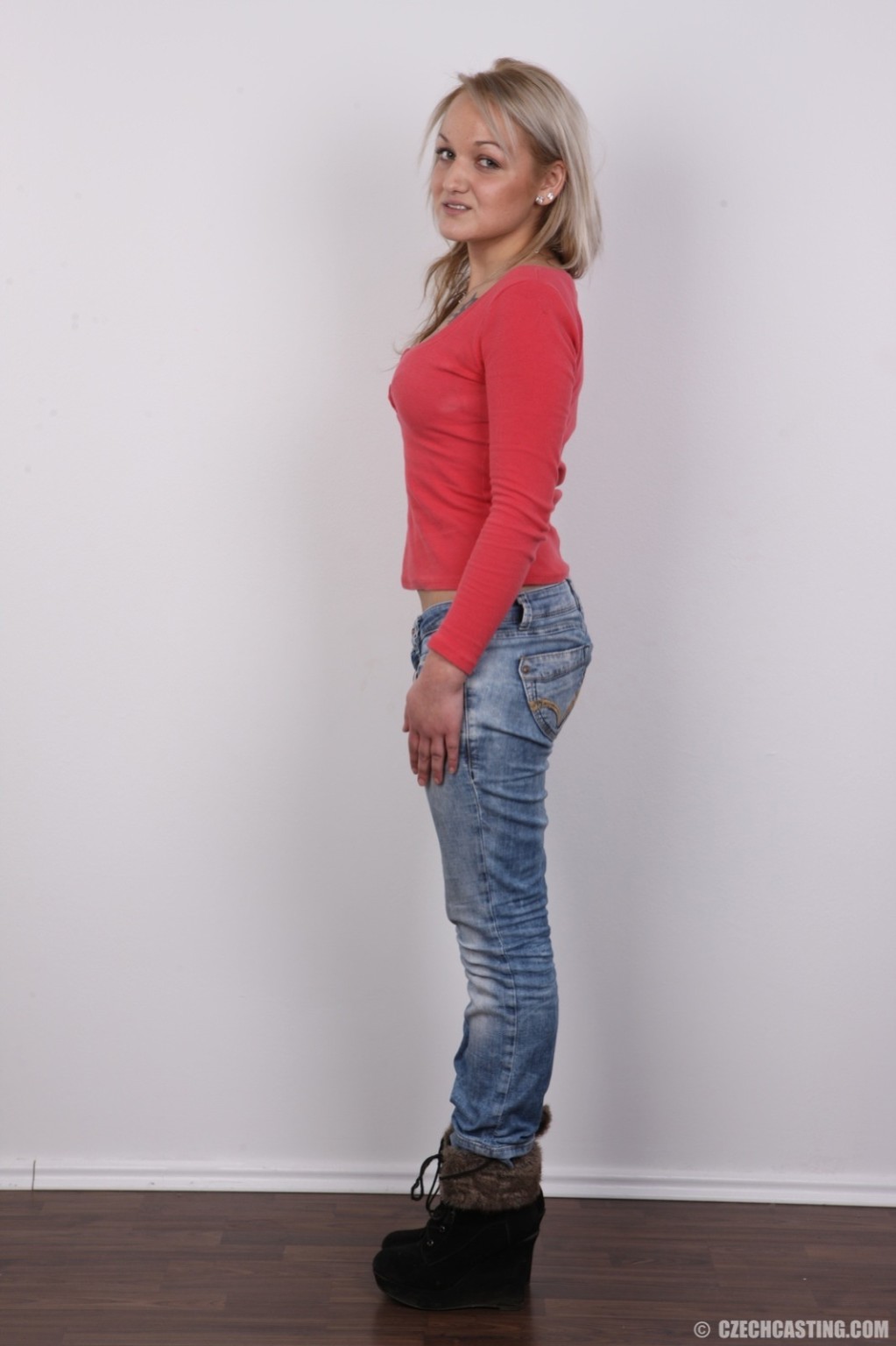 Petite Amateur Mädchen in Casting-Szene
 #67111520