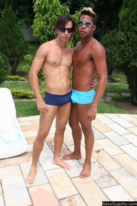 涼しいプールの近くで、ラティーノのゲイが本当に素晴らしいセックスをする時間
 #76898072