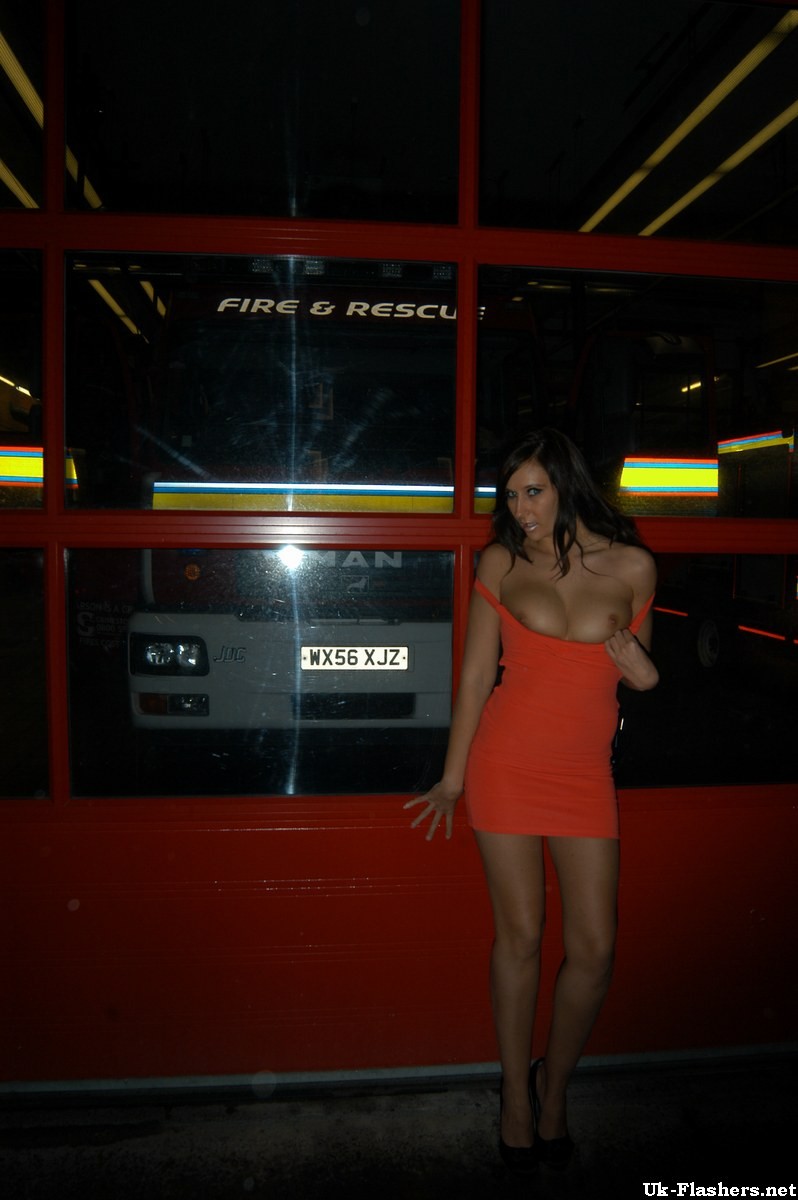 消防隊員が公衆の面前で巨乳ヌードを披露する英国のポルノスター、ジェマ・マドック（Gemma Maddock）。
 #71544225