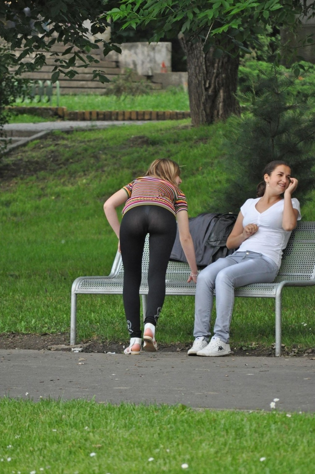 Des bodybuilders nus, des filles avec un sac à dos, des ados sexy et des corps chauds.
 #67234554