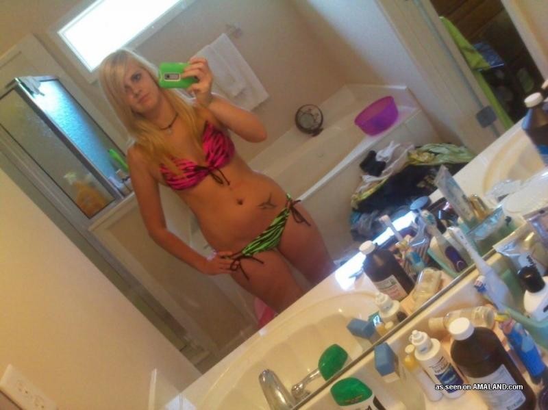 Inked and pierced blonde babe camwhoring in the house #75691513