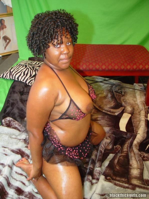 Culo grosso ragazza nera che si spoglia in camera da letto
 #70487754