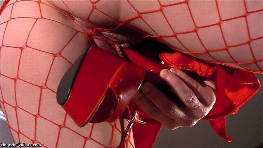 Modelo caliente en mallas rojas follando con un tacón alto
 #75089856