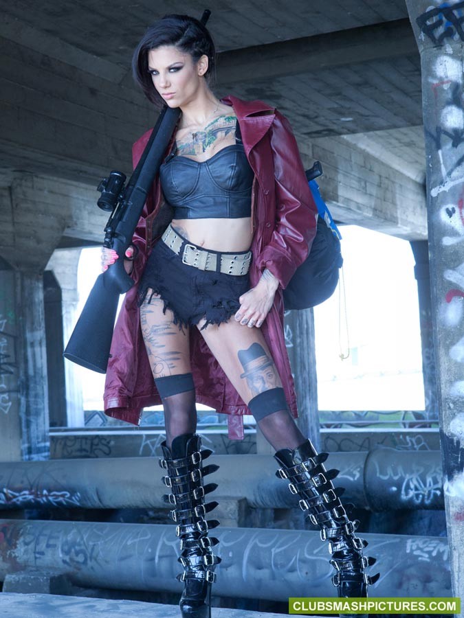 Bonnie Rotten takes a sexy break from zombie hunting #71207471