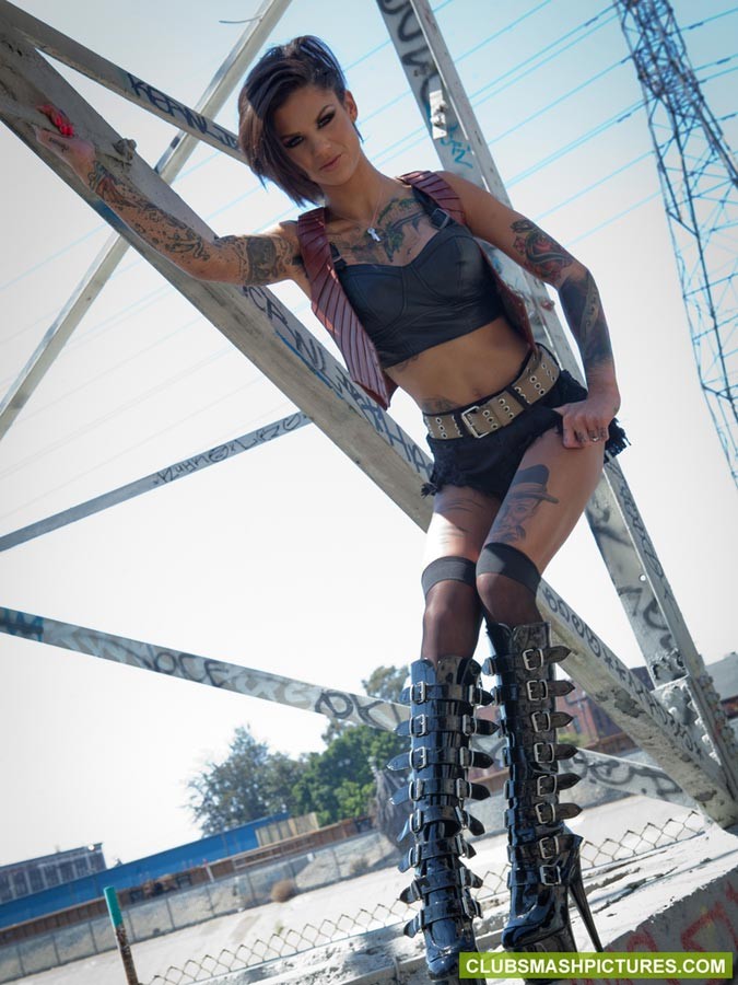 Bonnie Rotten takes a sexy break from zombie hunting #71207473