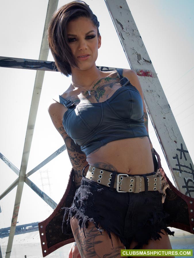 Bonnie Rotten takes a sexy break from zombie hunting #71207481