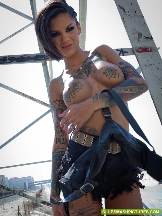 Bonnie Rotten takes a sexy break from zombie hunting #71207483