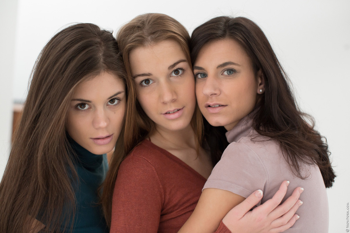 Drei lesbische Cuties streicheln sich gegenseitig sehr böse
 #71053748