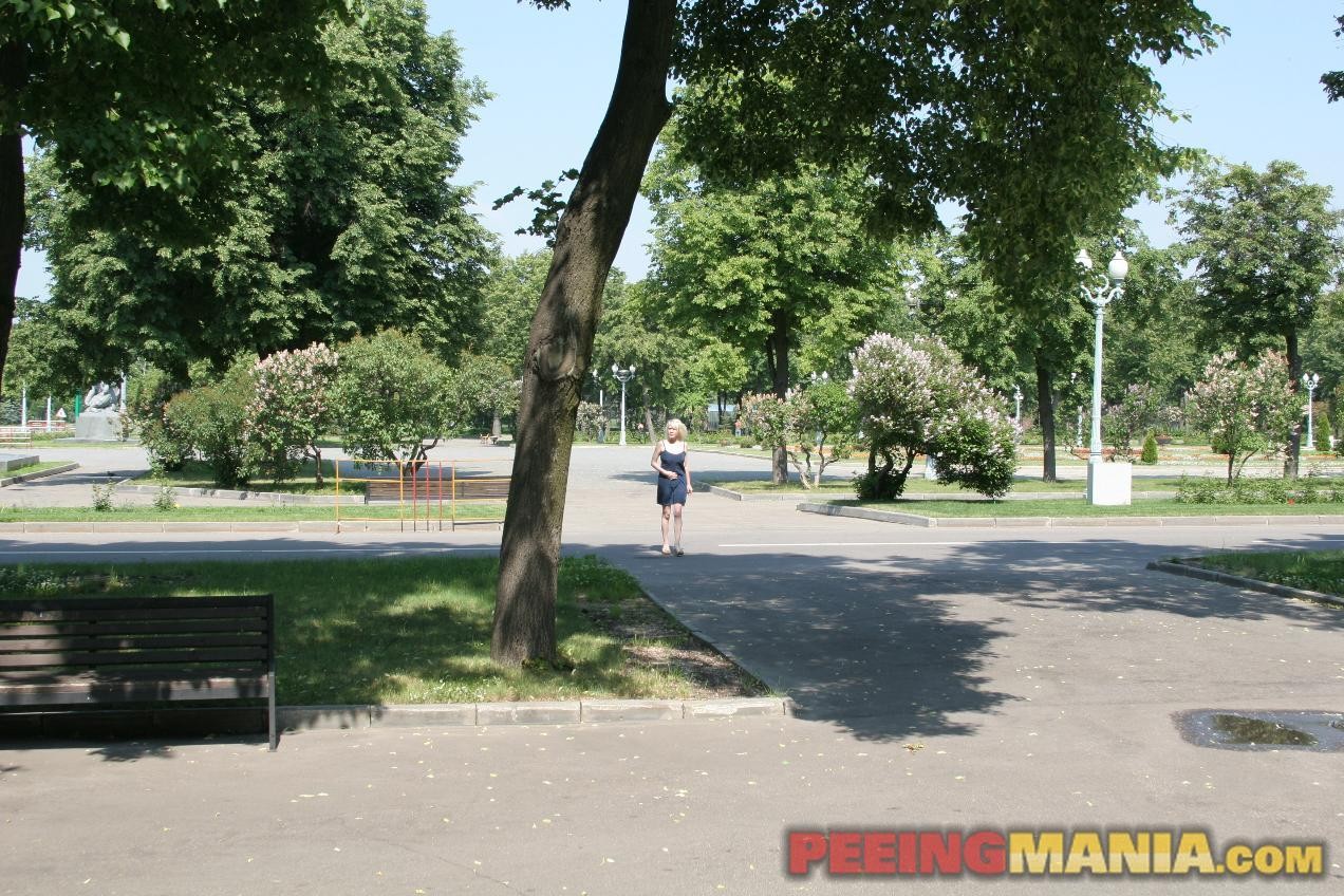 公園のブロンドの女の子によって行われた白いパンティーの上に印象的なおしっこスポット #71491812