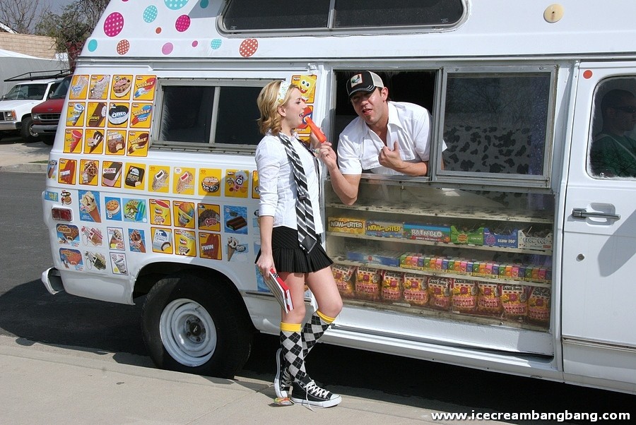 Rubia universitaria lame helado como una sabrosa polla enorme
 #78654855