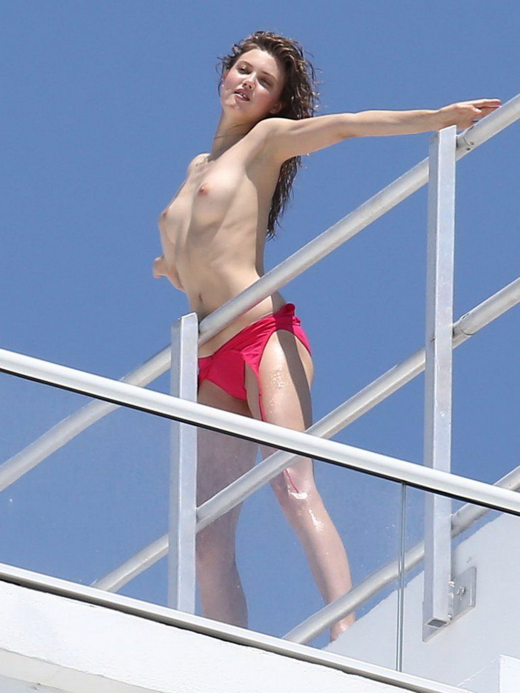 Lindsey Wixson en topless en la azotea
 #75143181