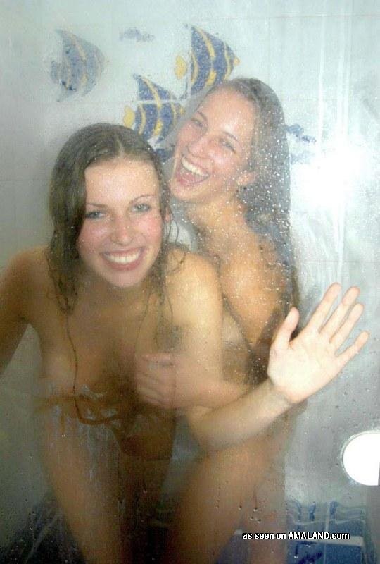 Achtzehn Jahre alten lesbischen Amateur Freundinnen Duschen zusammen
 #78088660
