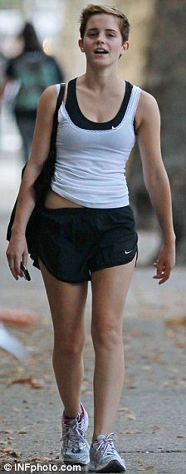 Emma Watson che espone il corpo sexy del cazzo e le gambe calde in pantaloncini
 #75330907