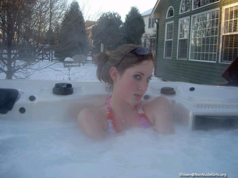 Jeunes amatrices dans un hottub
 #73192635