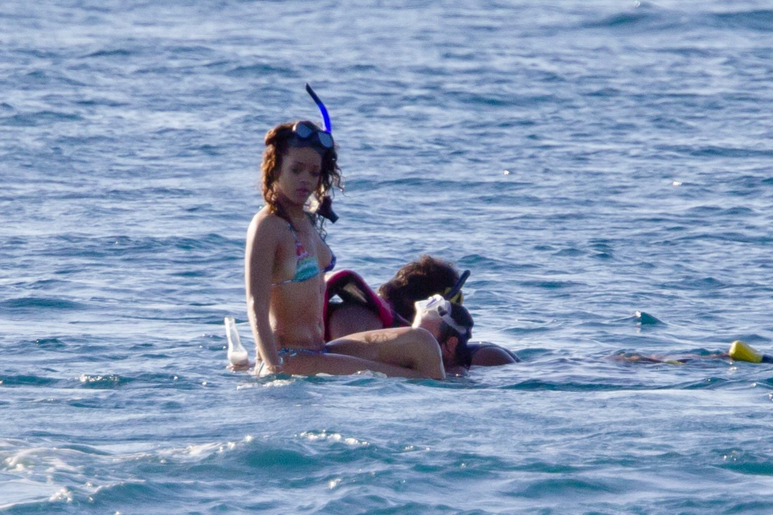Rihanna en bikini enseñando el culo haciendo snorkel cerca de una playa hawaiana
 #75275548