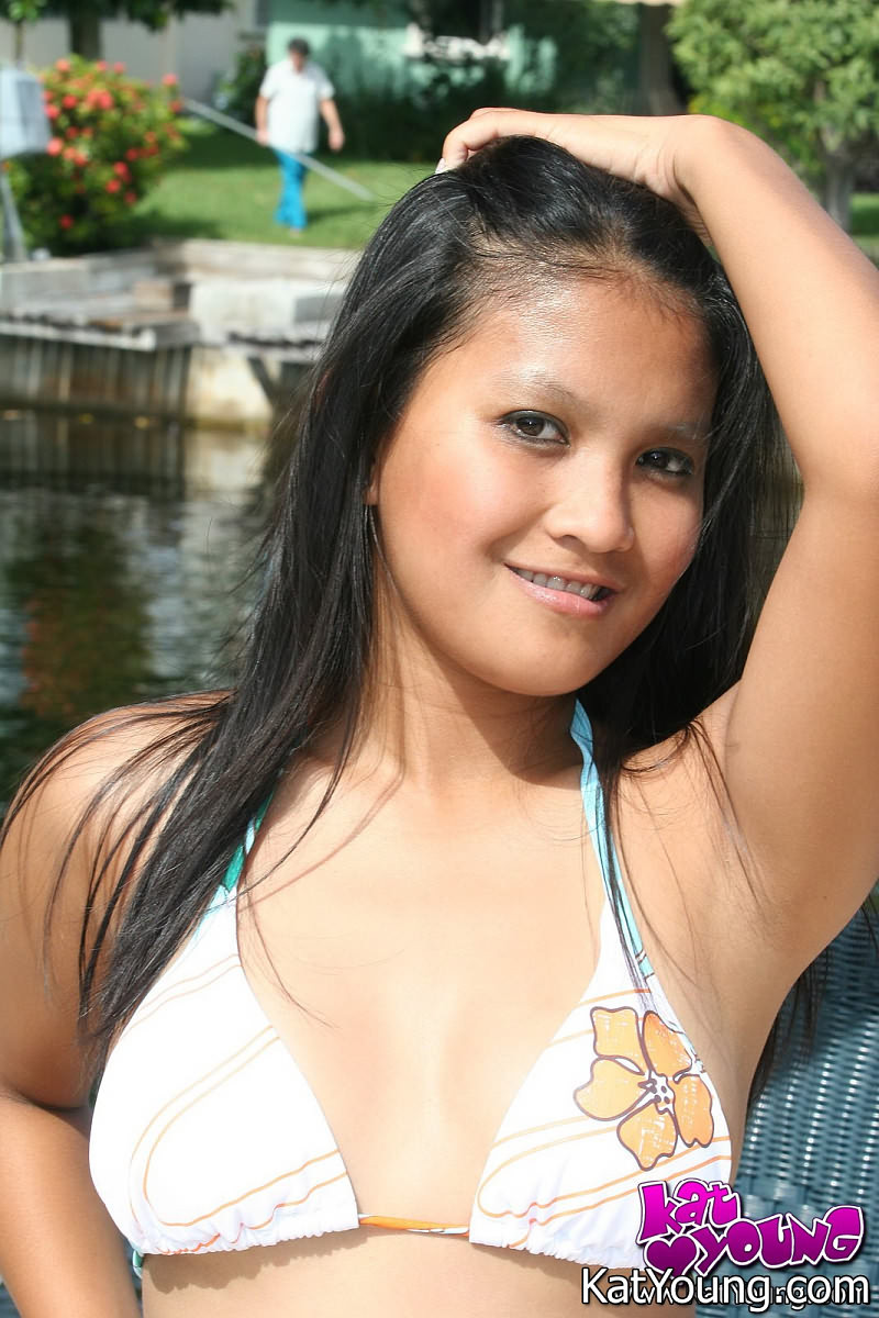 :: : kat young : : jolie jeune asiatique kat young prenant un bain de soleil et se taquinant
 #69931796