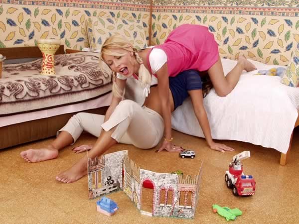 Lesben ficken sich gegenseitig mit ihren Lieblingsspielzeugen
 #70700043