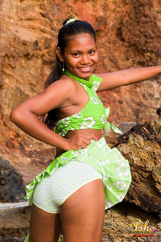 Anjali en un vestido rojo caliente
 #77771646
